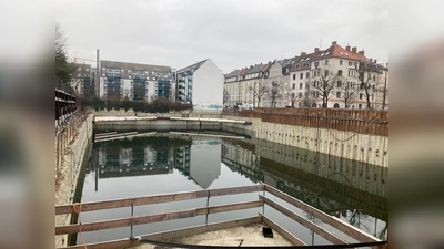Oh weh - ein See! Das Sendlinger Loch ist mit Wasser vollgelaufen. Könnte das zu Schäden an den umliegenden Häusern und Wegen führen? Anwohnerinnen und Anwohner machen sich deshalb Sorgen. (Foto: lsc)