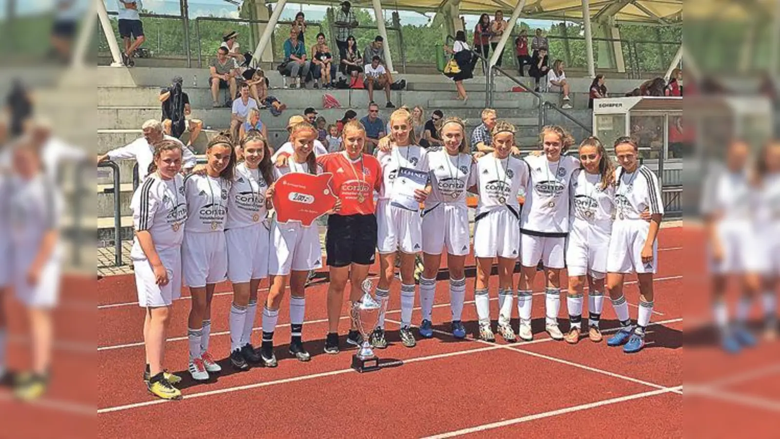Landkreispokalsieger 2018: Vera Funk, Sophie Föstl, Carina Rabe, Kristin Desiderato, Annika Gripp, Ida Schulmeyer, Lucy Stohr, Adriana Amrhein, Sophie Haase, Elisabeth Kampouridou und Victoria Simon. 	 (Foto: Wolfgang Englbrecht)