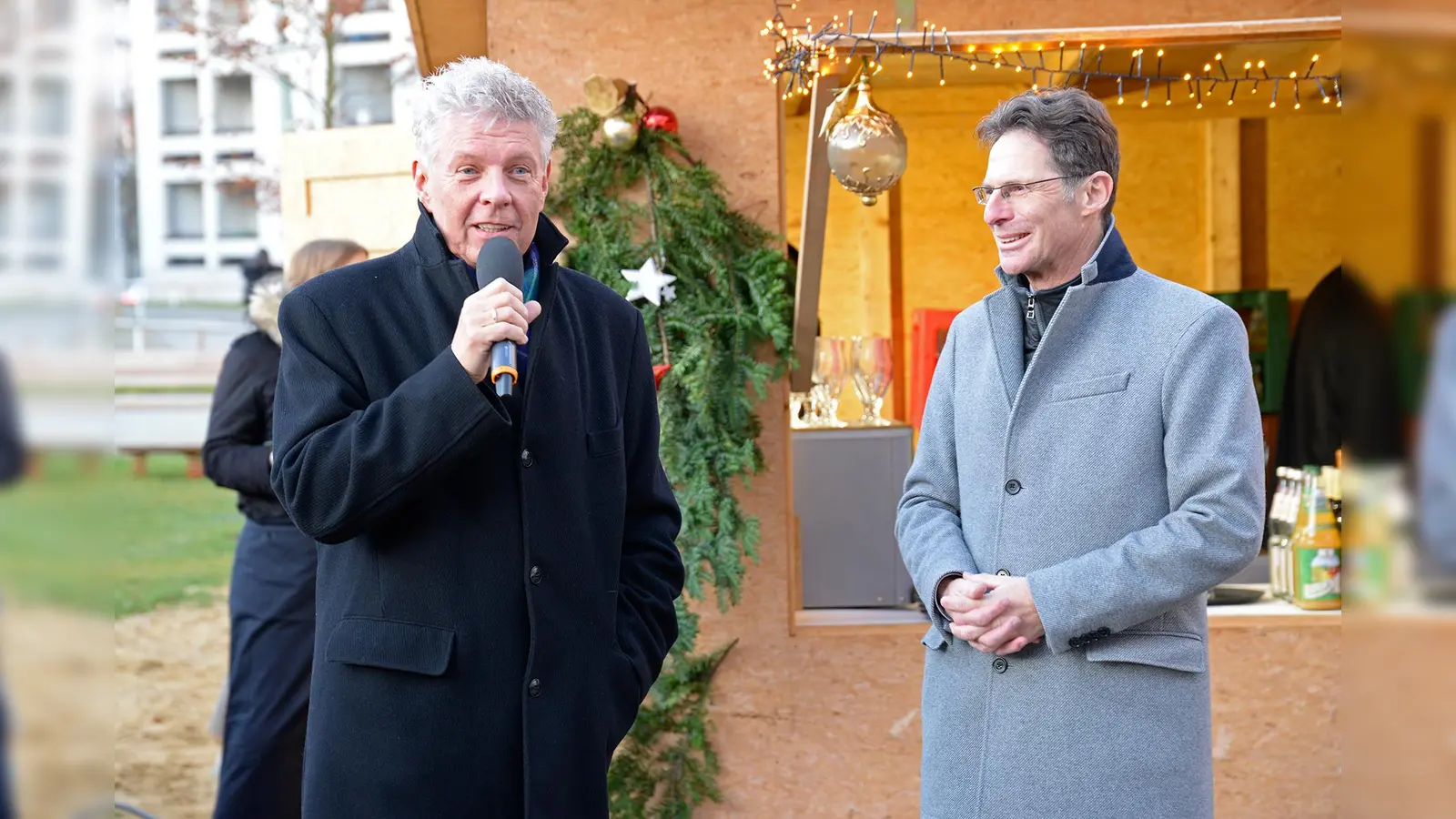 Oberbürgermeister Dieter Reiter (links) und Dr. Klaus-Michael Dengler, Sprecher der Geschäftsführung der GEWOFAG, begrüßen die Mieter an der Carl-Wery-Straße. (Foto: GEWOFAG))