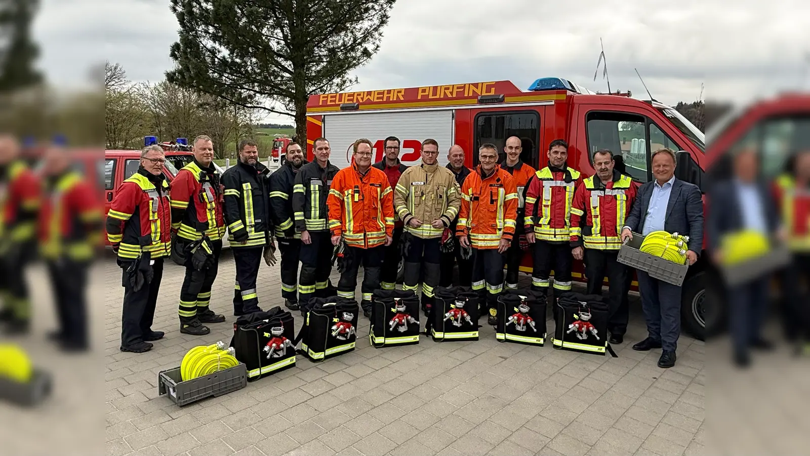 Landrat Robert Niedergesäß mit den Vertretern der Kreisbrandinspektion der Feuerwehren Forstinning, Anzing, Purfing, Pöring, Eglharting, Kirchseeon Markt, Ebersberg und Hohenlinden bei der Übergabe der „Waldbrandrucksäcke“. (Foto: Landratsamt Ebersberg)