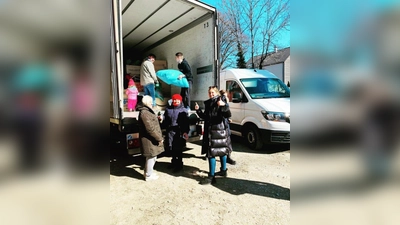 Hilft notleidenden Menschen in der Ukraine: Julia Ortner (r.) und ihre Helfer beim Beladen des Lkws. (Foto: Julia Ortner, priv.)