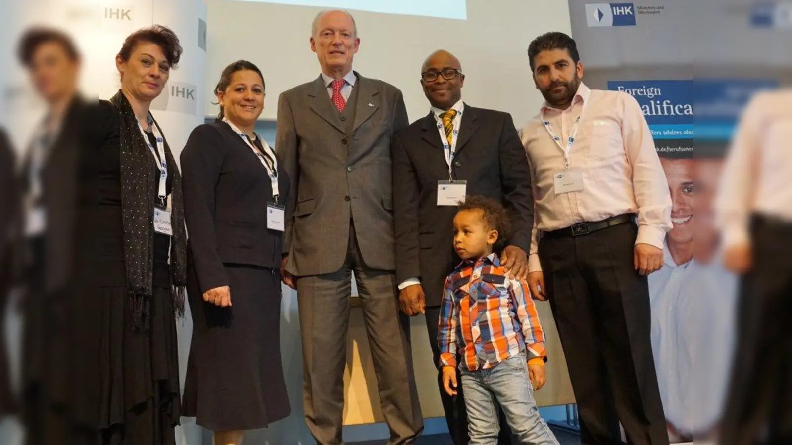 IHK-Hauptgeschäftsführer Peter Driessen (Mitte) mit (v.l.) Neli Dimitrova Georgieva aus München (Hotelkauffrau, Bulgarien), Silva Ebeling aus Unterschleißheim (Bürokauffrau, Brasilien), Claude Kouevi aus Waldkraiburg mit Sohn Josue (Bürokaufmann, Togo) und Attila Karabulut aus Ingolstadt (Fachkraft für Metalltechnik, Türkei). (Foto: IHK für München und Oberbayern)