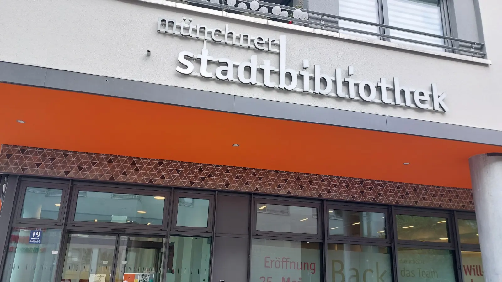 Die Stadtbibliothek Riem am Elisabeth-Castonier-Platz wurde im Mai 2023 eröffnet. (Foto: bas)