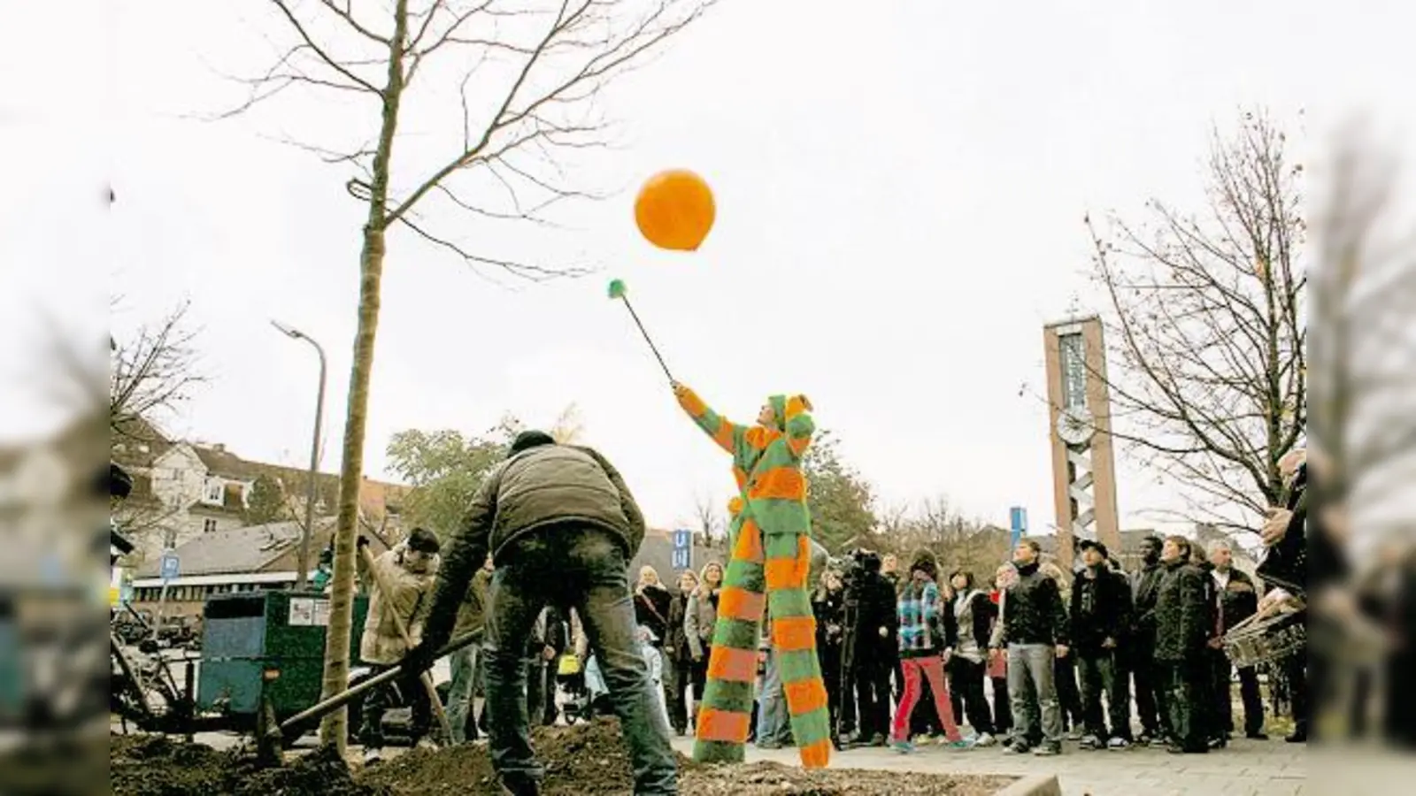 Die Schüler der Fromundschule legten beim Pflanzen des Christus-Dorns kräftig Hand an.  (Foto: Hettich)