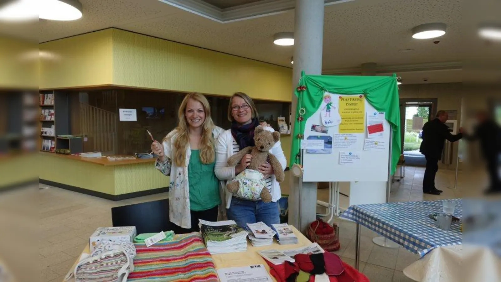 Annika Schramm und Anja Kiemle informierten am Gilchinger Umwelttag über den richtigen Gebrauch von Stoffwindeln. Mit ihnen kann viel Plastikmüll vermieden werden, denn pro Kind werden circa 4.000 Einwegwindeln jährlich verbraucht. (Foto: Anja Kiemle)