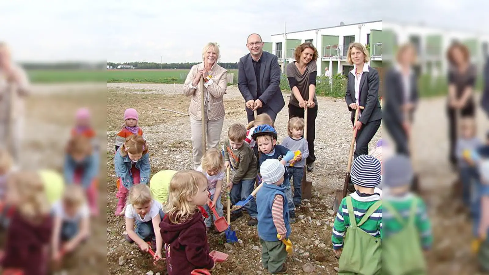 Beim Spatenstich: (v. l.) Gerd Hauser (TU), Bürgermeisterin Ursula Mayer, Architekt Bernhard Asböck, Architektin Michaela Hoppe, Anna Hoier (Frauenhofer-Institut) und Pfarrer Gerhard Heinrich.  (Foto: Ka)