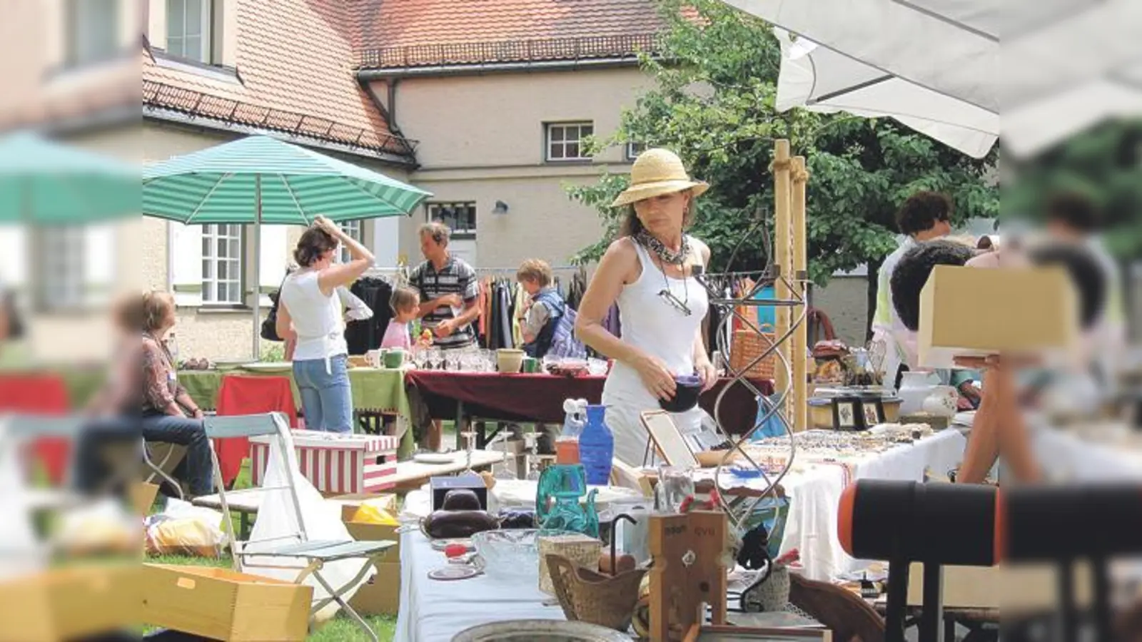 Auch in Zeiten, da möglichst alles immer neu sein soll, erfreuen sich Flohmärkte, auf denen es in erster Linie Altes gibt, großer Beliebtheit.	 (Foto: Nachbarschaft Schwabing)
