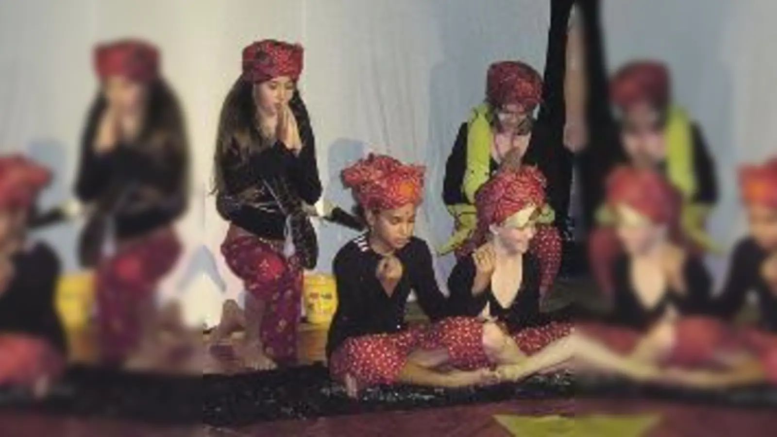 Kleine Zauberer und Akrobaten bei der Zirkus AG der Rotbuchenschule.   (Foto: Privat)