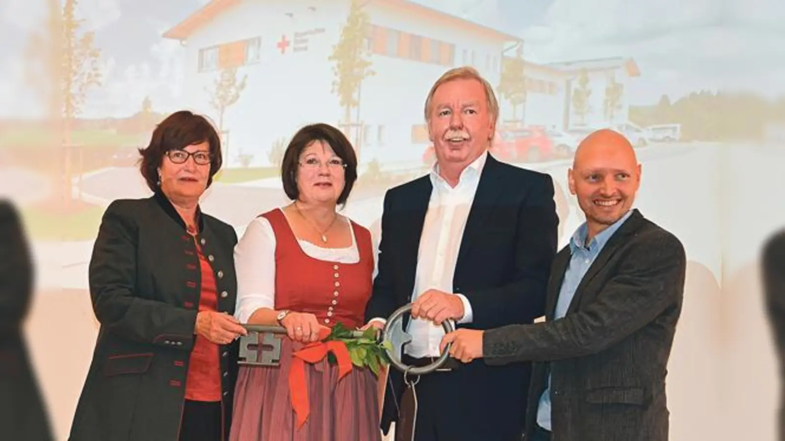 Christa Stewens, Elisabeth Seibl-Kinzlmaeir, Martin Strasser und Simon Bauer (v. li.) bei der offiziellen Schlüsselübergabe im neuen BRK Zentrum. 	 (Foto: BRK Ebersberg)