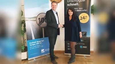 Veronika Kriese (Projektmanagerin für Forstinning) und Bürgermeister Rupert Ostermair laden zum Info-Abend am 17. Oktober ein.	 (Foto: Deutsche Glasfaser)