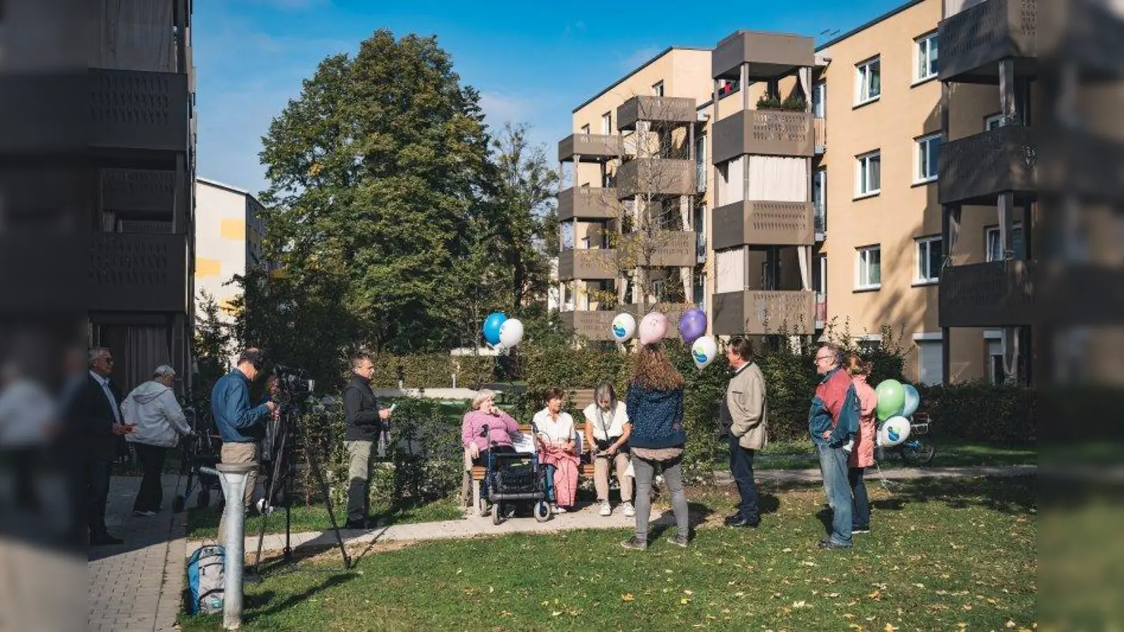 Die Einweihung der Bänke war laut der GWG ein sehr schönes Ereignis. Viele der Senioren aus dem Viertel haben mitgemacht und die neuen Bänke scheinen gut angenommen zu werden (Foto: Paul Günther)
