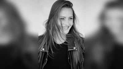 Für ihre Geschichten haben sich 23 Frauen porträtieren lassen und geben auf diese Weise anonymen Zahlen wie „2023 wurden insgesamt 167.865 Menschen Opfer von Partnerschaftsgewalt“ ein Gesicht. So wollen sie all denjenigen, die (noch) Gewalt erleben, neuen Mut schenken und nach französischem Vorbild zum Umdenken aufrufen: „Die Scham muss die Seite wechseln!“ (Foto: Anna Clara Schrenker / Peter Müller)