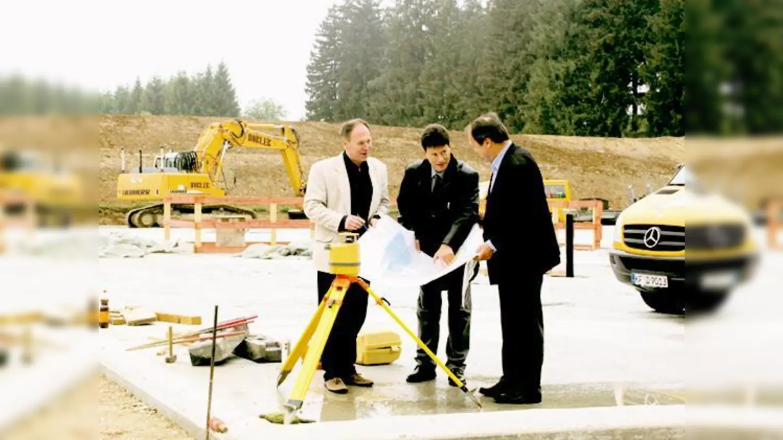 Thomas Hümmer, Geschäftsführer der Gemeindewerke Oberhaching, Stefan Rothörl, Geschäftsführer der Erwärme Grünwald GmbH, und Hans-Herbert Achilles, Bauleiter und Hauptverantwortlicher der geothermischen Bohrung.   (Foto: hol)