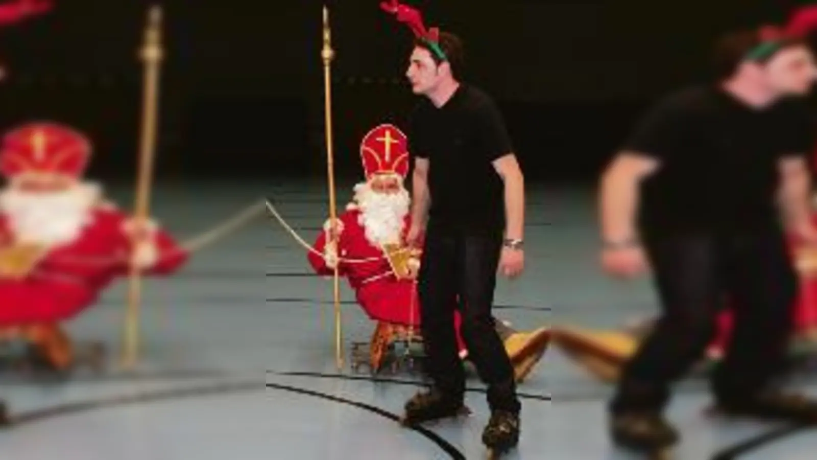 Die Handballtrainer des PSV machten auch in ihren weihnachtlichen Rollen eine gute Figur.  (Foto: VA)