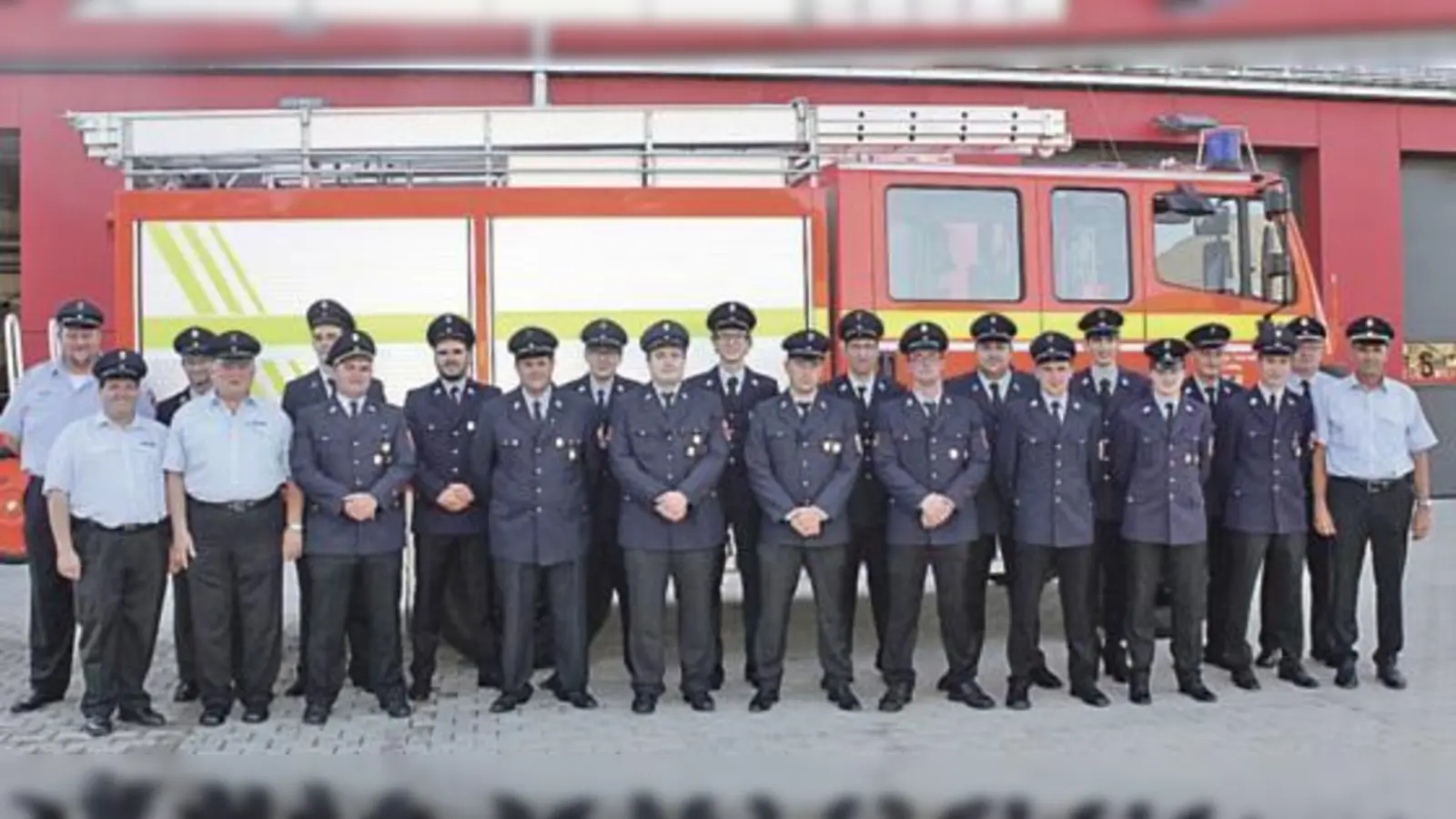 Die erfolgreichsten Prüflinge sowie Kreisbrandinspektor Helmut Schmid (von rechts) und Kommandant Stefan Maidl beziehunsgweise (v.l.) Schiedsrichter Florian Ferdinand, Anton Dobmeier Ausbilder Mathias Beth, Bernhard Kuffner und Josef Kurz.	 (Foto: Feuerwehr)