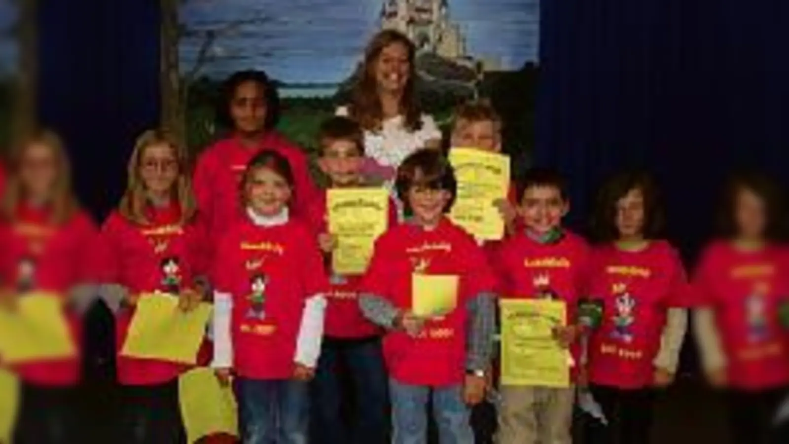 Alice, Benjamin, Francesco Alessandrini, Lara (v. l. 1. Reihe), in der 2. Reihe: Leonie, Sarah, Korbinian, Kinderbibliothekarin Beate Hesse, Erik.  (Foto: VA)