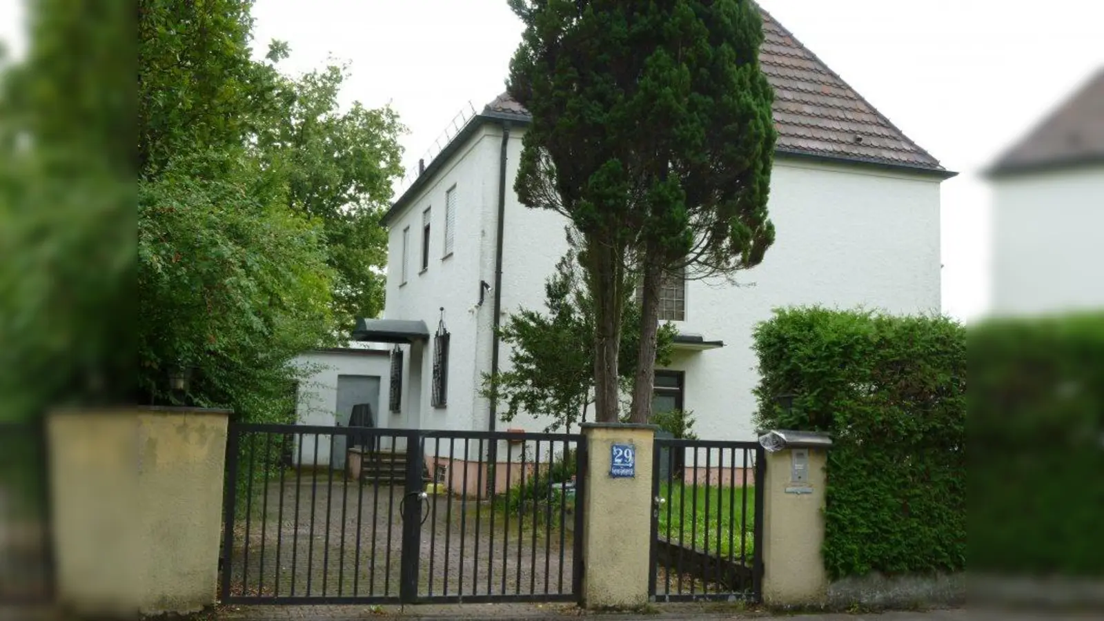 Auf dem Grundstück in der Geyerspergerstraße 29 soll das bestehende Wohnhaus abgerissen werden. Hier soll alsbald ein zweigeschossiges Gebäude mit Hotelbetrieb sowie einigen Appartements entstehen. (Foto: BK)