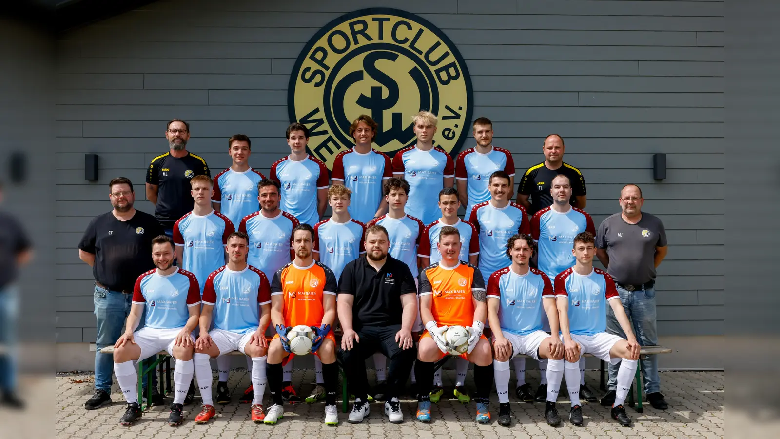 Max Baier (vorne Mitte) freut sich gemeinsam mit der 1. Mannschaft über die neuen Trikots. (Foto: Alexandra Beier)