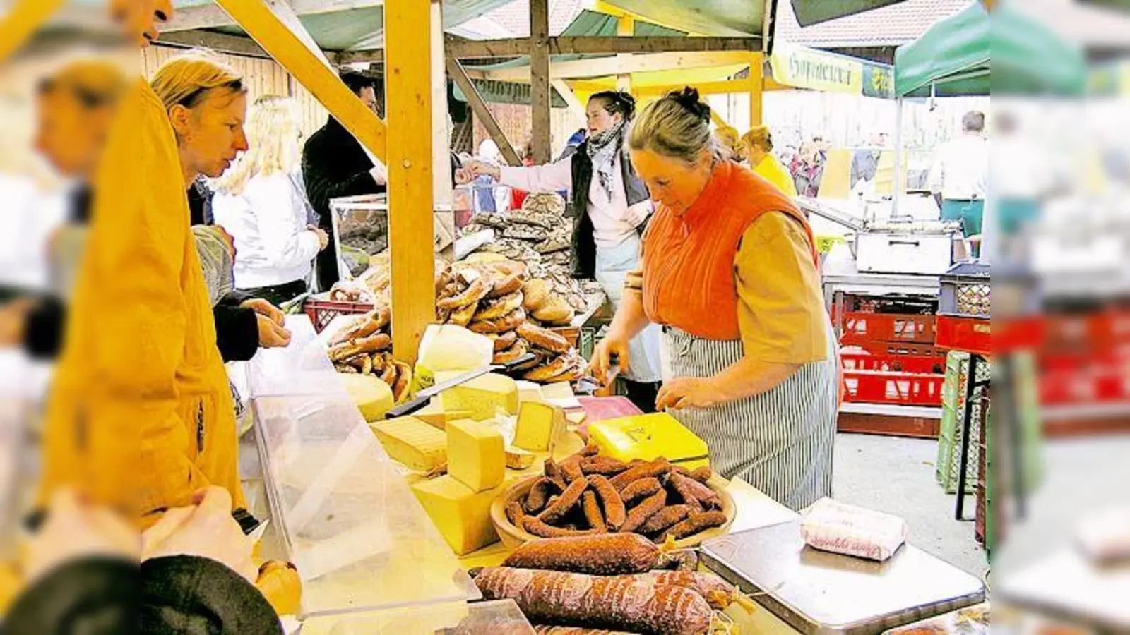 Auf dem Markt des Hoffestes gibt es von Brot über Wurst bis hin zu Käse alles, was das ökologische Herz begehrt.  (Foto: Bund Naturschutz)