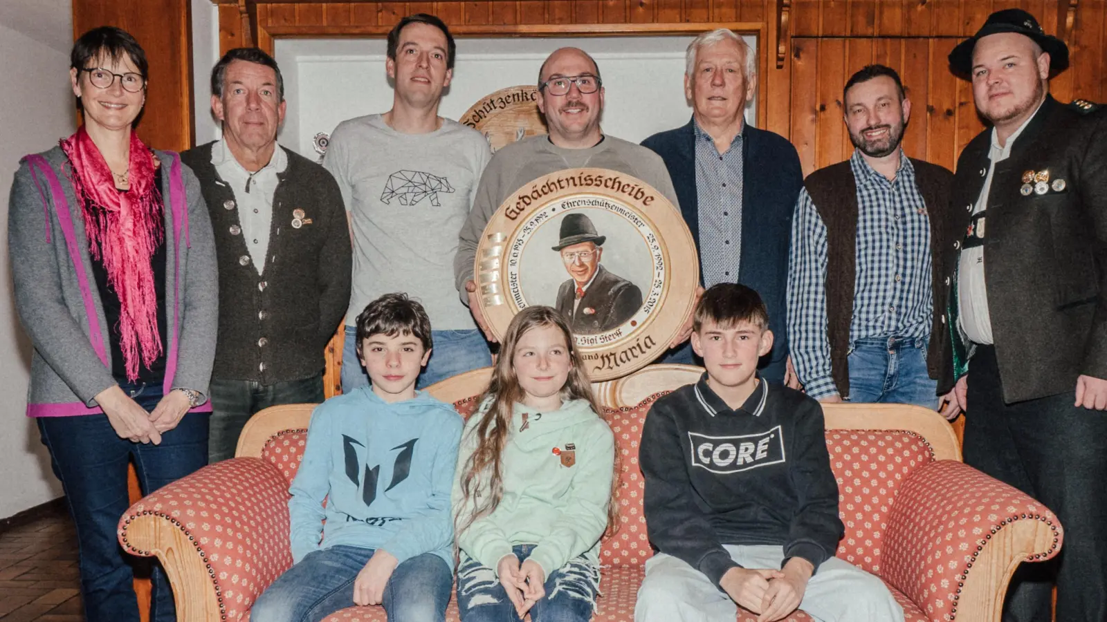 Freuten sich über ihre Erfolge (stehend von links): Anja Bausch, Frank Leye, Georg Niedermaier jun., Franz-Xaver Rott, Oskar Pinsberger und Michael Bauer sowie (sitzend von links) Lukas Sirch, Harriet Olejnik, Thomas Pedley.  (Foto: SSV Marnbach-Deutenhausen)