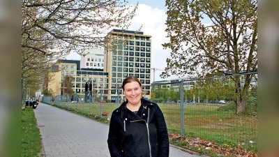 Dorothea Wiepcke vor dem brachliegenden Baugrundstück an der Lyonel-Feininger-Straße.	 (Foto: js)