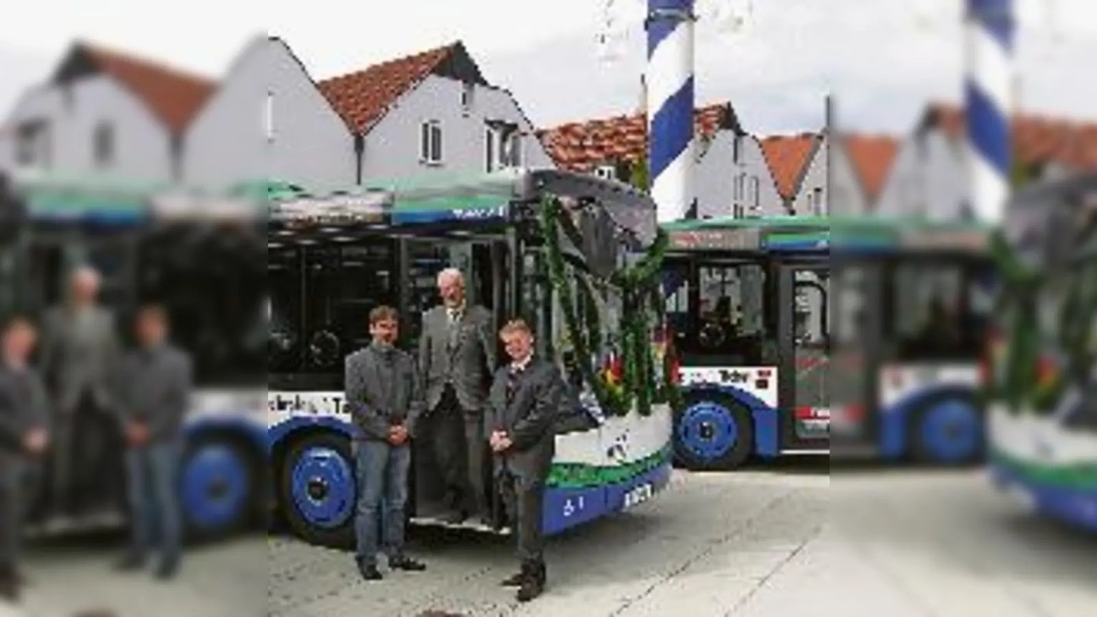 Bürgermeister Manfred Solbrig und MVV-Bereichsleiter Olaf von Hoerschelmann und VBR-Geschäftsführer Udo Beran (v.l.) sind froh, dass die neuen Busse endlich in Garching fahren. 	 (Foto: VA)