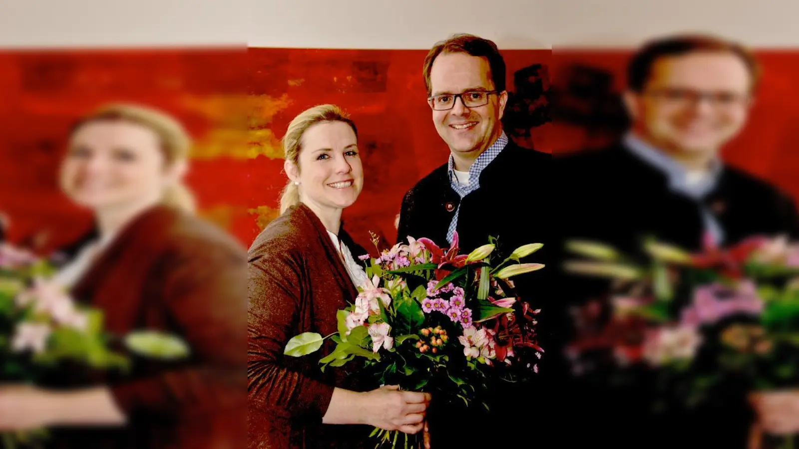 Markus Rinderspacher überreicht Andrea Schirmaier-Huber einen Blumenstrauß für das süße Weltwunder von Ramersdorf	 (Foto: privat)
