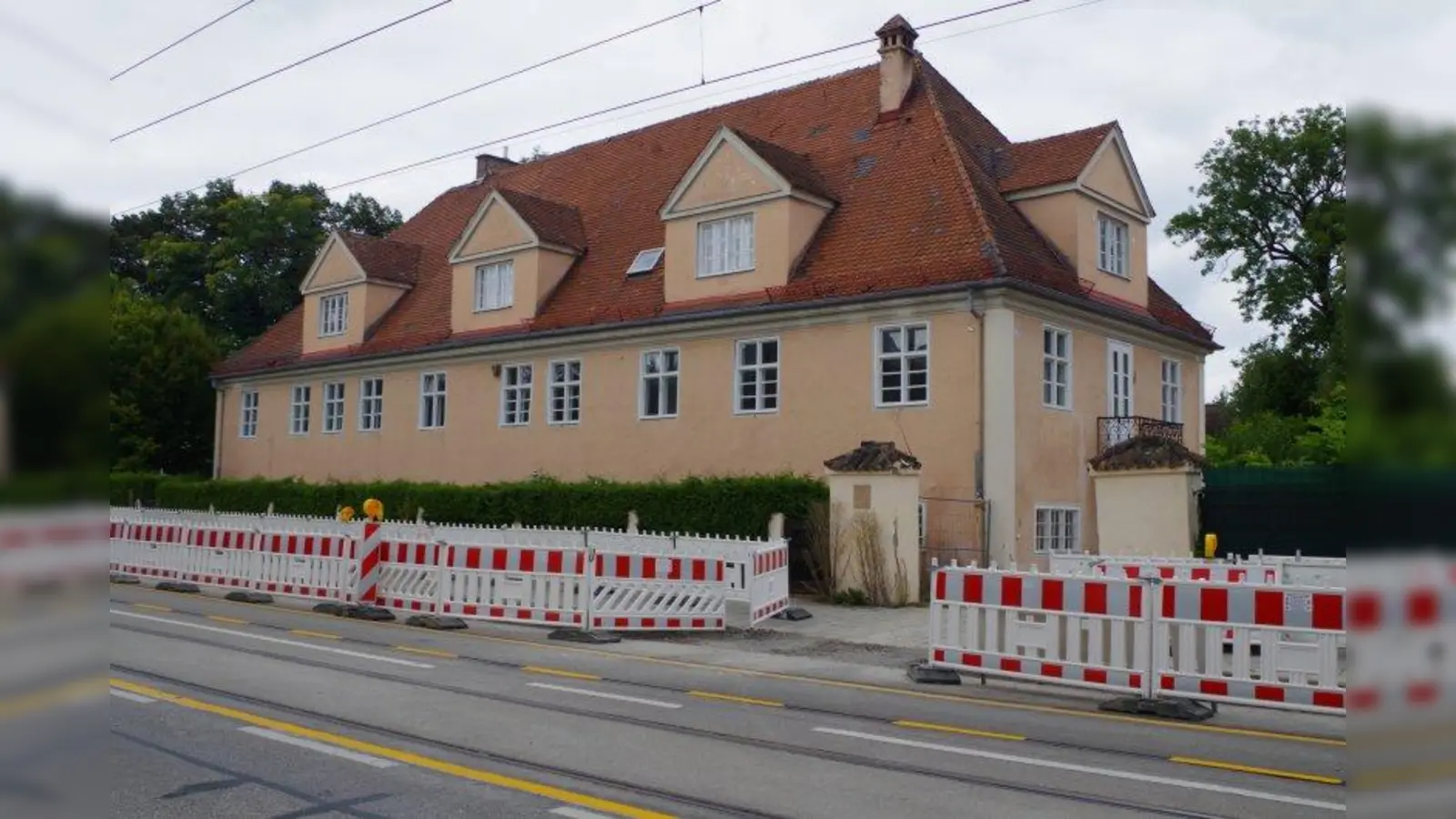 Am Laimer Schlössl vorbei wurde kürzlich der Radweg in der Agnes-Bernauer-Straße gebaut. Das Baumaterial dafür wurde zum Missfallen des Bezirksausschusses im Garten des Schlössls deponiert. (Foto: kö)