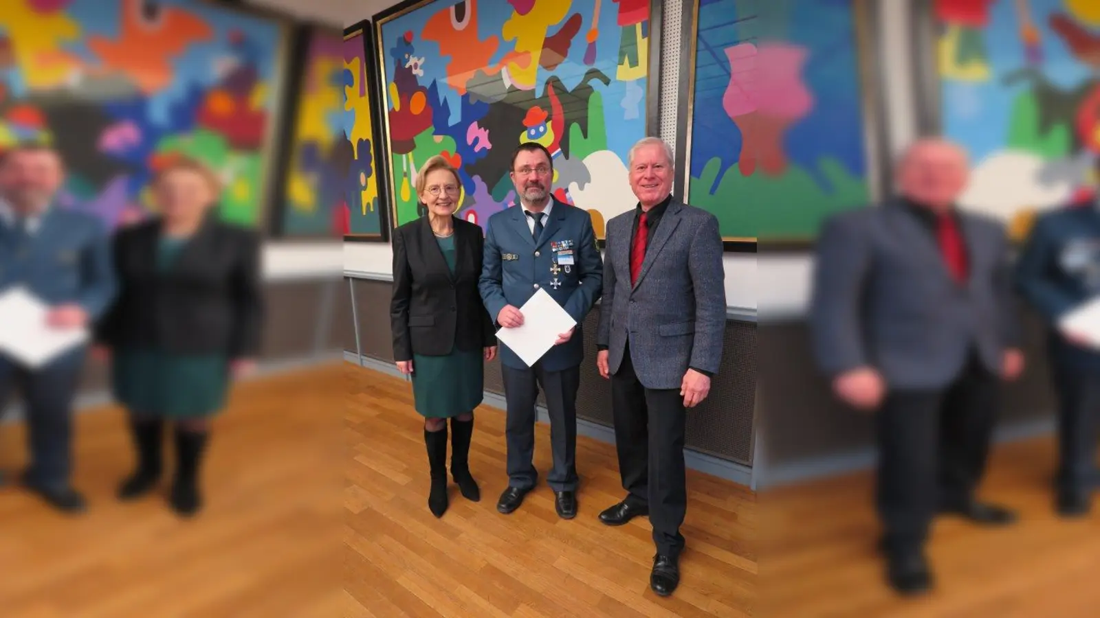Oberbayerns Regierungspräsidentin Maria Els überreichte Max Berthold (Mitte) das THW-Steckkreuz. Auch stellvertretender Landrat und Dritter Gräfelfinger Bürgermeister Jörg Scholler gratulierte. (Foto: Regierung von Oberbayern)