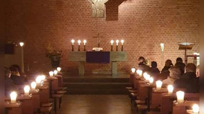 Die schlichten und einstimmigen Gesänge in der nur von Kerzen erleuchteten Offenbarungskirche wechseln sich mit kurzen Texten ab. (Foto: Kirchengemeinde Sophie Scholl)