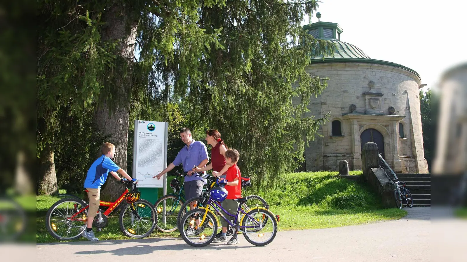 Malerisch schön: Der Münchner Wasserweg. Hier sieht man Radler am Hauptsammelschacht Reisach im Mangfalltal. (Foto: SWM)