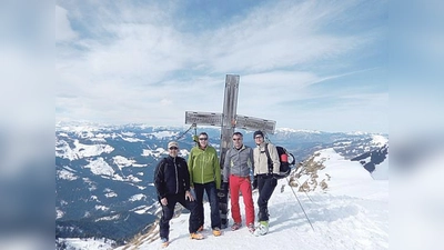 Die Skitouren Gruppe des Skiclubs Falkenberg auf dem Brechhorn auf 2.032m. 	 (Foto: privat)