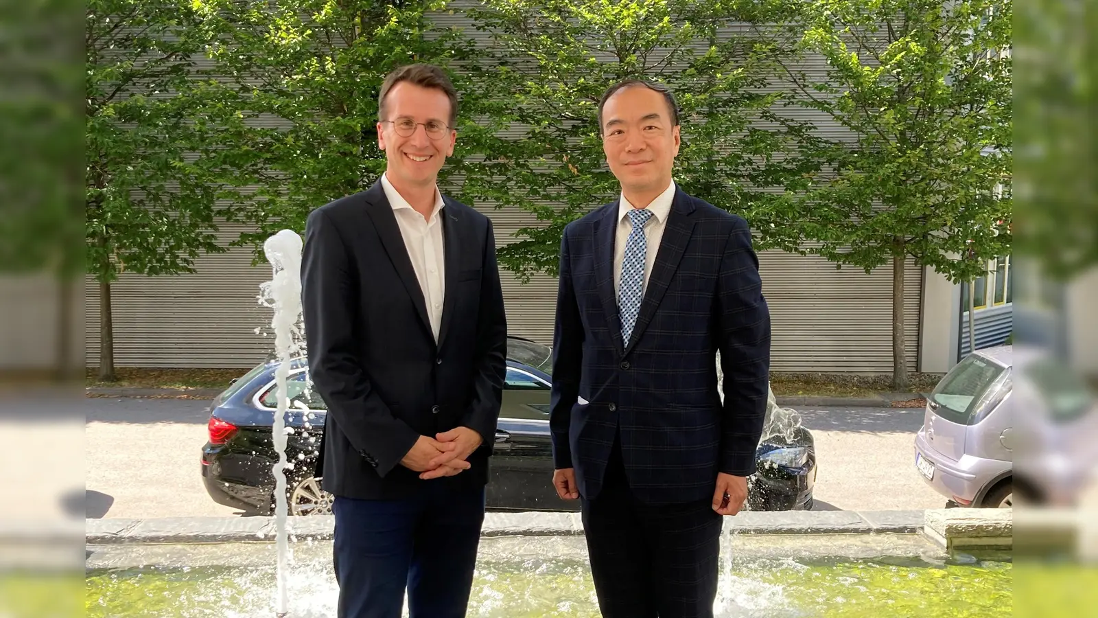 Landrat Stefan Frey (links) heißt Dr. Ian-tsing Joseph Dieu, den neuen Generaldirektor der Taipeh Vertretung in München (rechts), bei seinem Antrittsbesuch im Landkreis Starnberg herzlich Willkommen. (Foto: Landratsamt Starnberg)