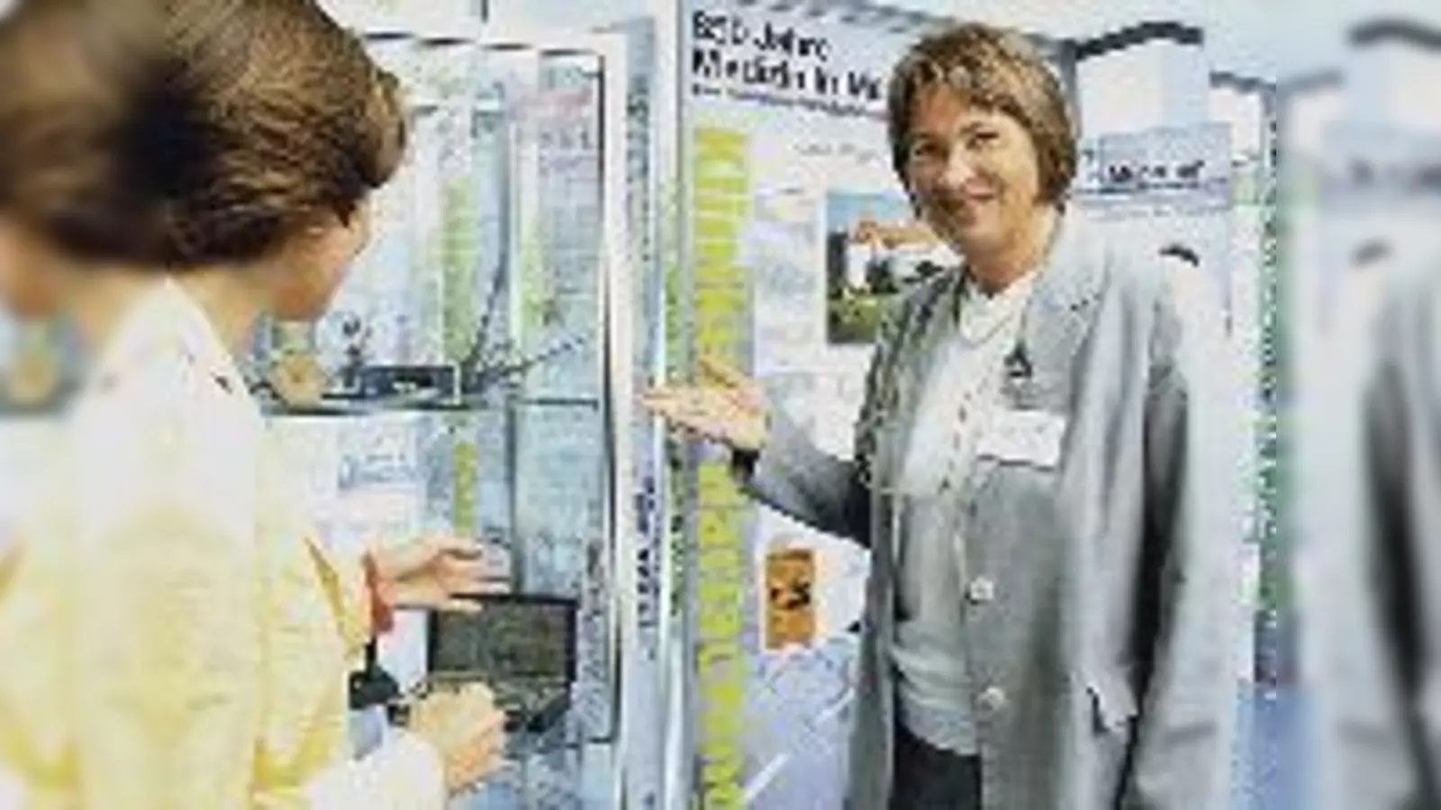 Klinikdirektorin Gabriele Schmidt-Maaß (rechts) eröffnet die Wanderausstellung »850 Jahre Medizin in München« im Klinikum Harlaching.   (Foto: Hirt)