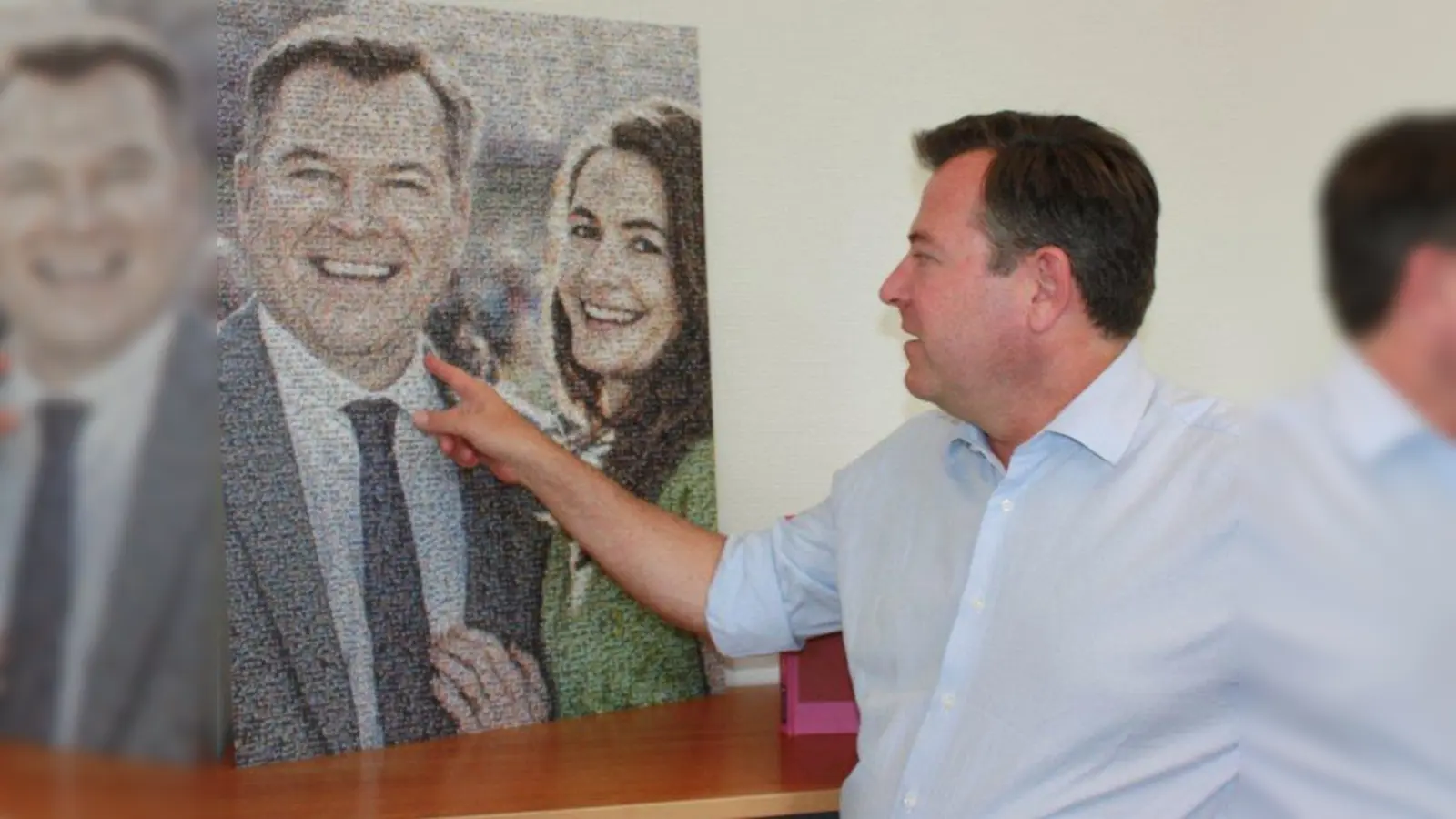 Natalie und Josef Schmid: Das Pixelbild ist ein Geschenk aus dem Wahlkampf. (Foto: job)
