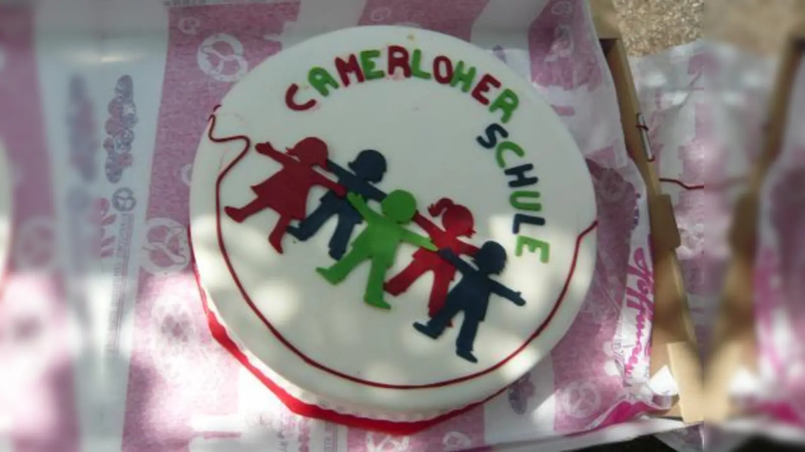 Die Bäckerei Hoffmann gestaltete eine Torte mit dem neuen Signet der „Camerloher Schule”. (Foto: Kleditzsch)