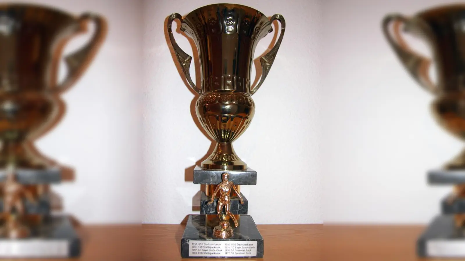 Dieser Pokal ist das Objekt der Begierde für zwei Spitzenteams des Münchner Firmen- und Behördenfußballs.	 (Foto: BFV)