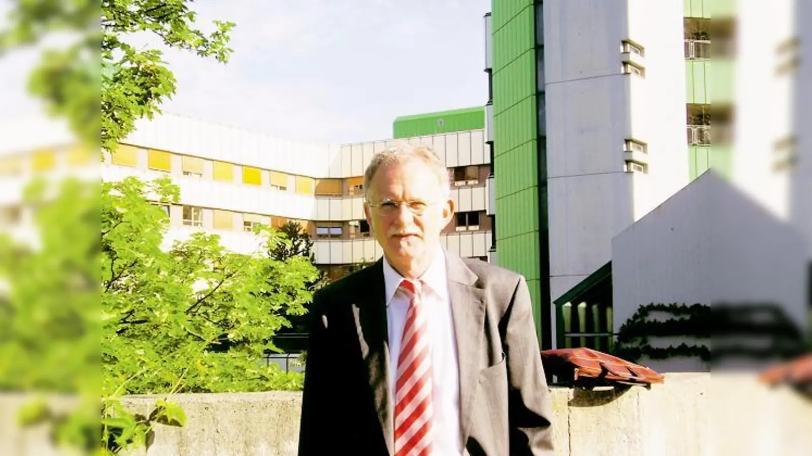 Kehrte für den Fototermin zu seiner ursprünglichen Arbeitsstelle zurück: Hans-Ulrich Pfaffmann vor dem Krankenhaus Bogenhausen.  (Foto: js)