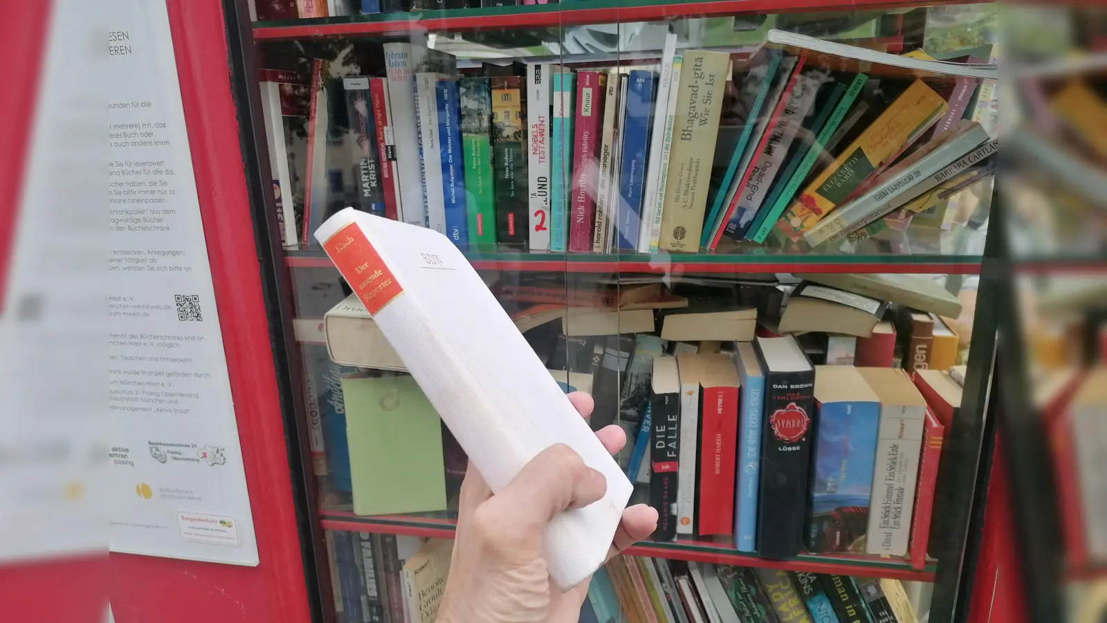 Egon Erwin Kischs „Der rasende Reporter” im Bücherschrank auf dem Pasinger Rathausplatz. (Foto: job)