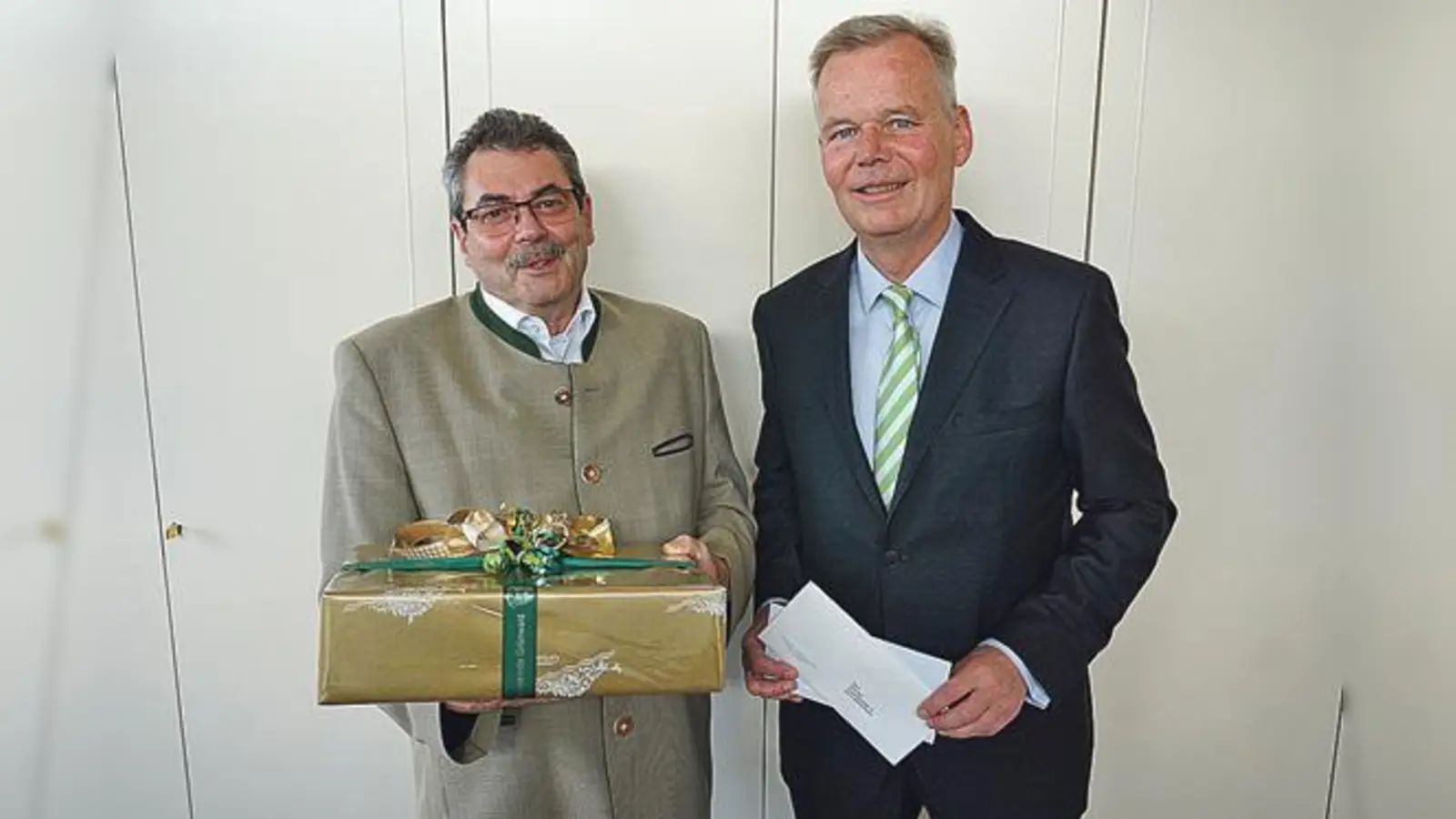 Bürgermeister Jan Neusiedl verabschiedete Hans Seel nach 47 verdienten Dienstjahren.	 (Foto: Gemeinde Grünwald)