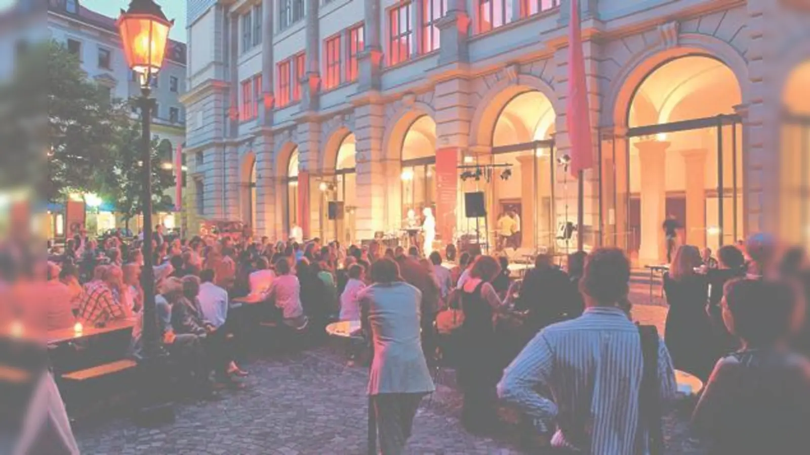 Vor dem Umbau umstritten, mittlerweile beliebter Treffpunkt des literarischen Lebens Münchens, das Literaturhaus. 	 (Foto: Literaturhaus, Heidi Maier)