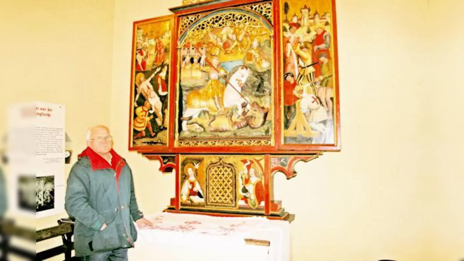 Anton Peter vor dem Altar in der Alten St. Georgskirche, der heuer 500 Jahre alt wird. Gefeiert wird das im April.	 (Foto: mka)