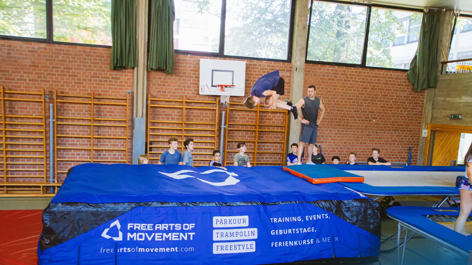 Damit in den Ferien garantiert keine Langeweile aufkommt, hat das Kultusministerium die zahlreichen Ferienangebote im Freistaat gebündelt. Dazu gehört auch der Parkcourworkshop für fitte Kids. (Foto: Viktor Rauch/Rubymove)