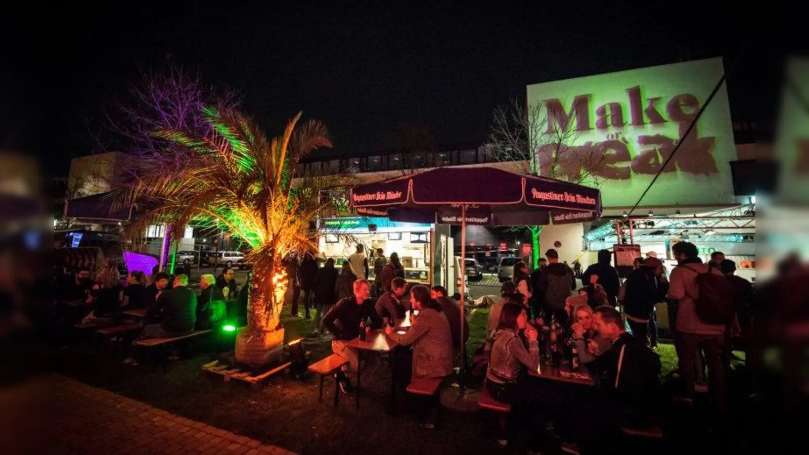 Das neunte Make Or Break Festival des Feierwerks war ein voller Erfolg und sogar das Aprilwetter schlug keine Kapriolen, sodass auch in der kultigen Biergartenlounge reger Betrieb herrschte. (Foto: Johannes Kliemt)