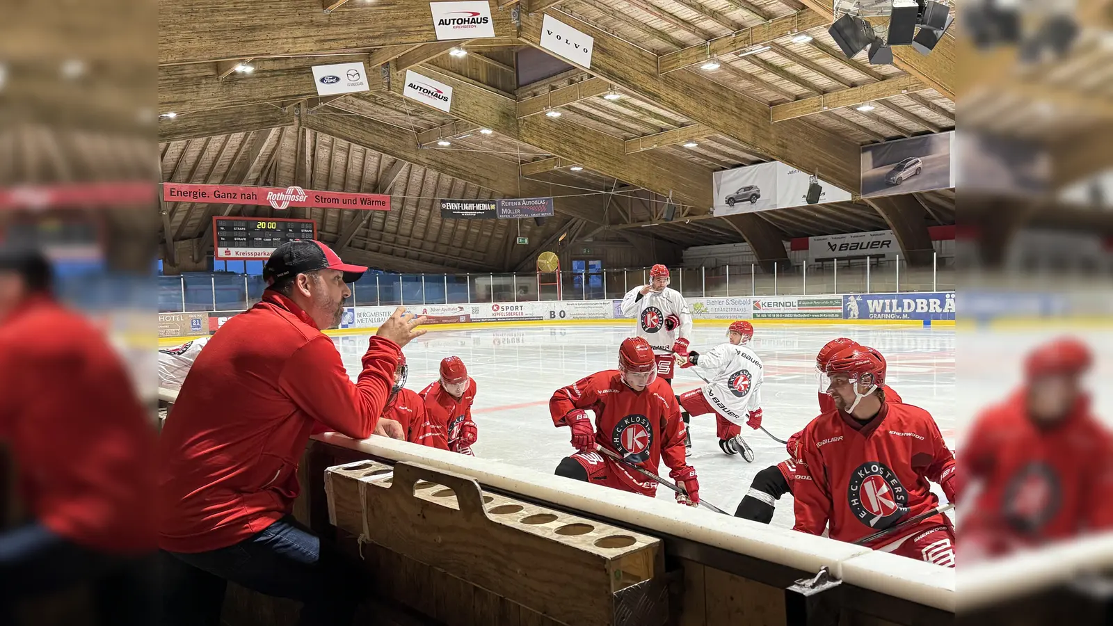 Head-Coach Thomas Vogl vom EHC Klostersee (links) im Gespräch mit seinen Spielern beim Training. (Foto: smg)