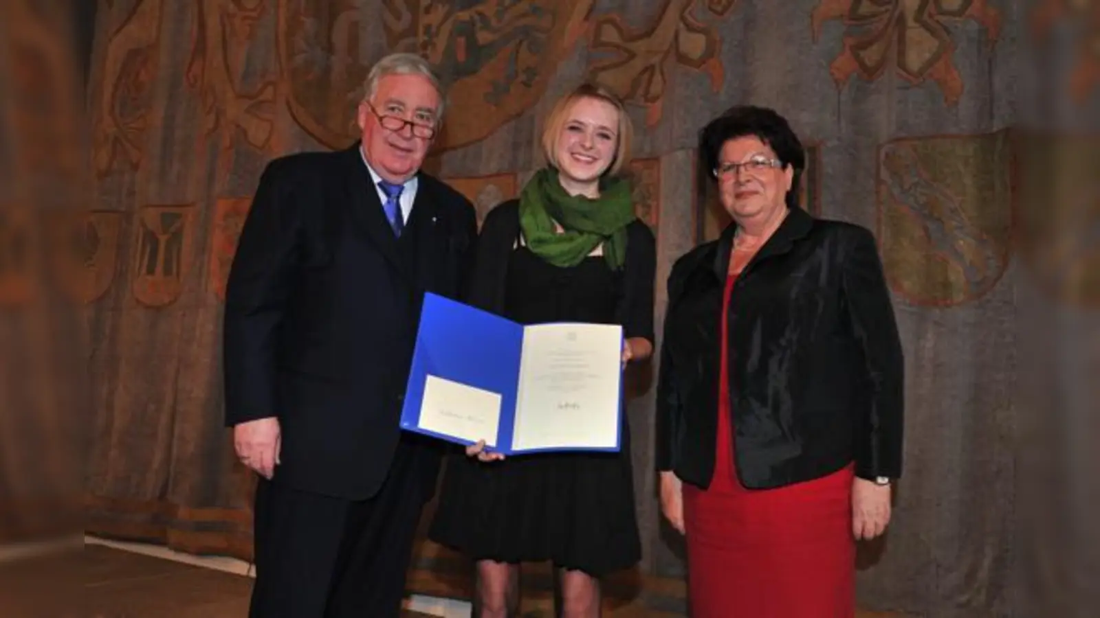 Clubpräsident Albert Scharf (links) und Landtags- präsidentin Barbara Stamm (rechts) freuen sich mit Preisträgerin Katharina Rehbach. 	 (Foto: privat)