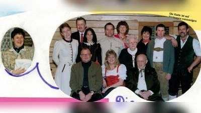 Die Gründungsmannschaft des Bayerischen Volkstheaters Lampenfieber, das sein 20-jähriges Bestehen feiert. (Foto: Lampenfieber)