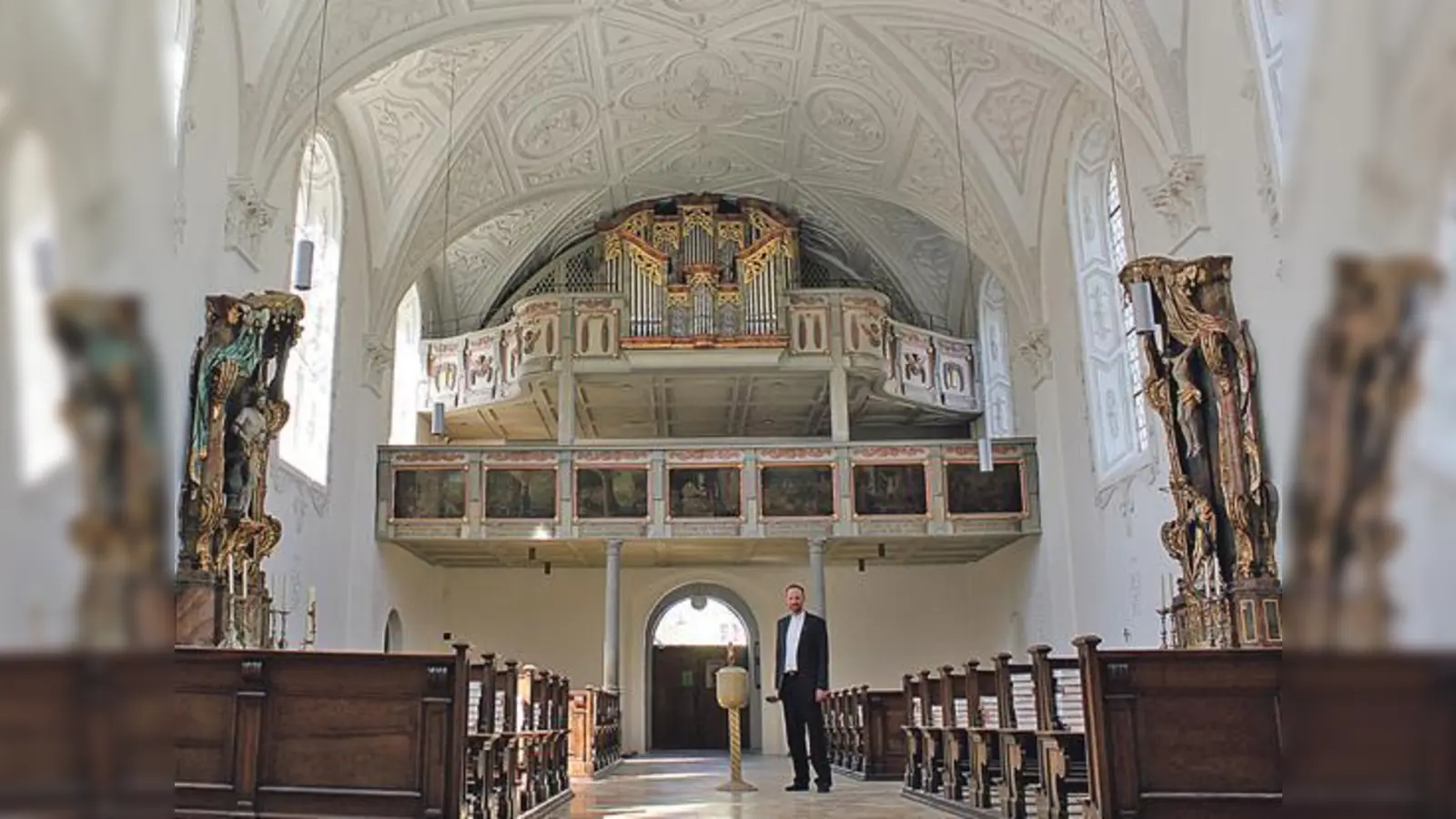 Jetzt gehts an die Details: Die Außenfassade inklusive Dach und Fundamenten sowie die  Stuckdecke der barocken St. Lorenz Kirche in Oberföhring sind bereits saniert. »Ende dieses Jahres soll alles fertig sein«, hofft Pfarrer Willi Huber. 	 (Foto: ahi)