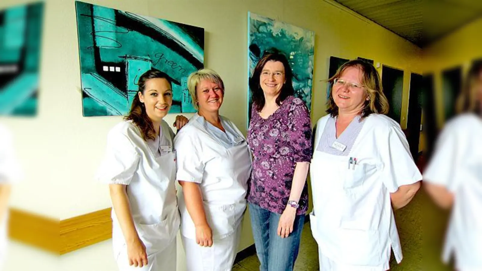 Die Künstlerin Andrea Preiß mit Krankenschwestern der Station 3.1 vor den Bildern der neuen Ausstellung.	 (Foto: VA)