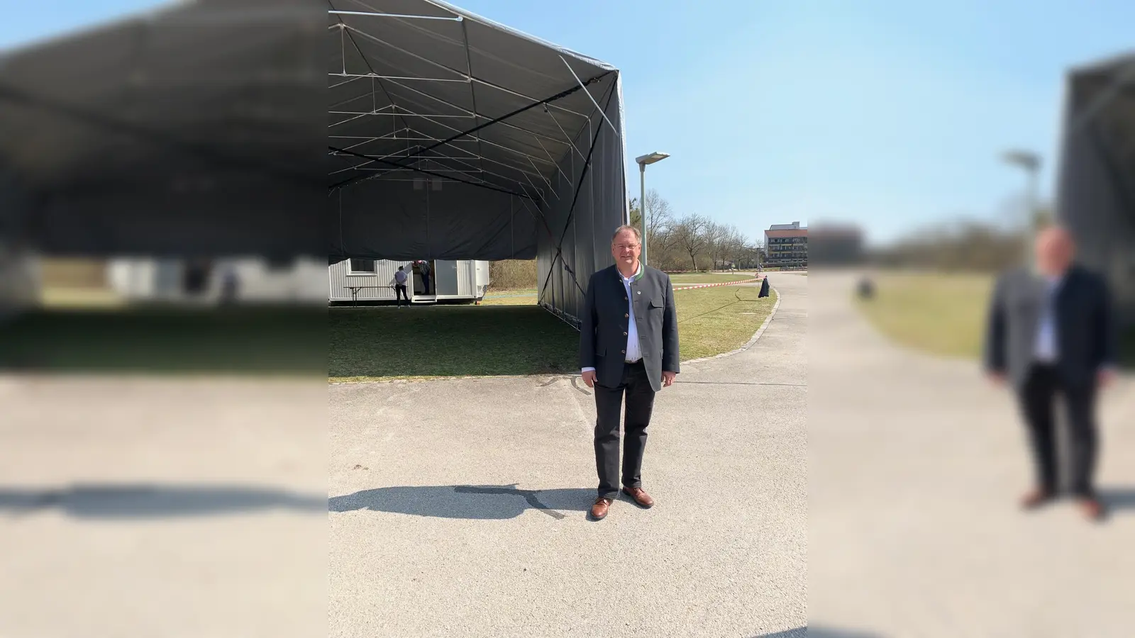 Unterhachings Bürgermeister Wolfgang Panzer vor der Teststation, die es auch in Oberhaching, Haar und Grünwald gibt.  (Foto: Gemeinde Unterhaching)